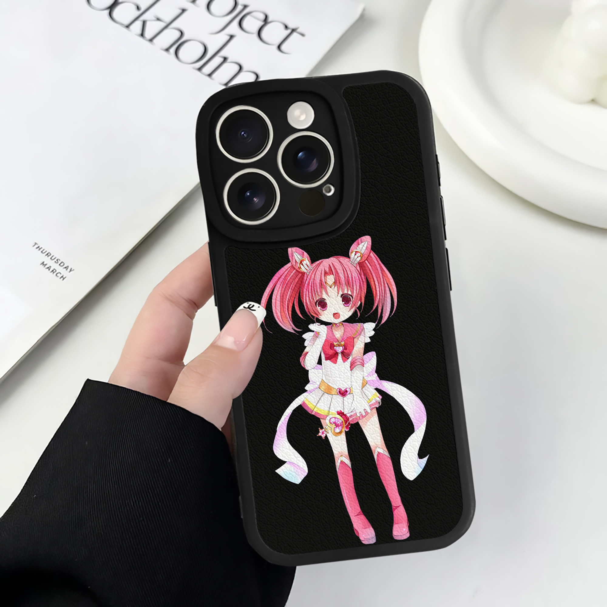 （画像用） 美少女戦士セーラームーン ちびうさ Sailor Moon Chibiusa Tsukino Usagi Small Lady Serenity 【iPhone 16シリーズ対応】シリコンスマホケース（レザー調） 材質：シリコン